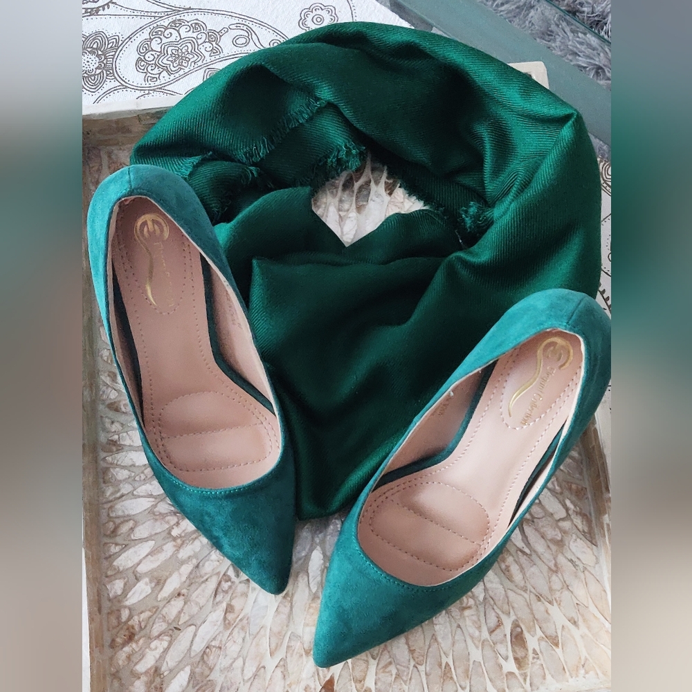 Elegant Collection green heels with scarf.
